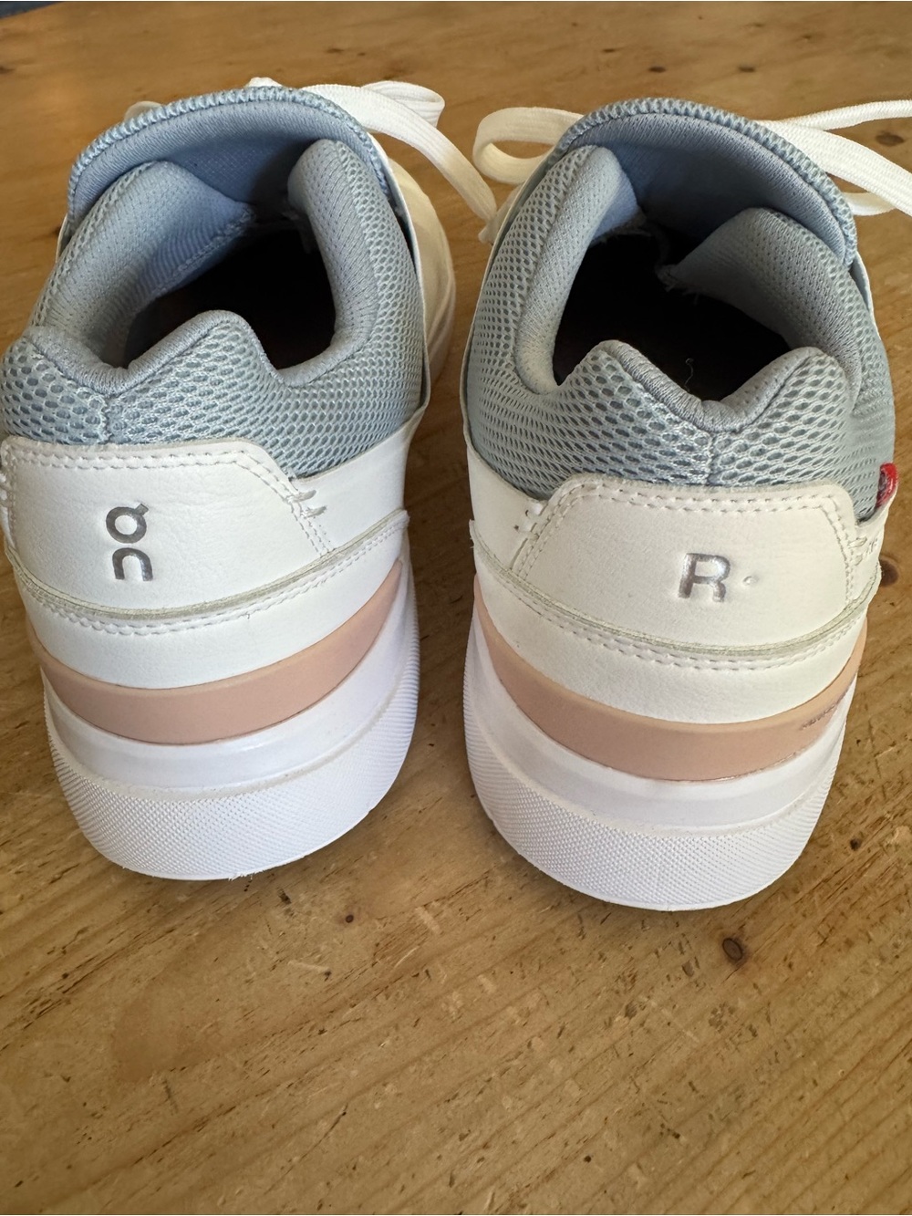 On Running Women's The Rogee Advantage Tennis Shoe. Size 11